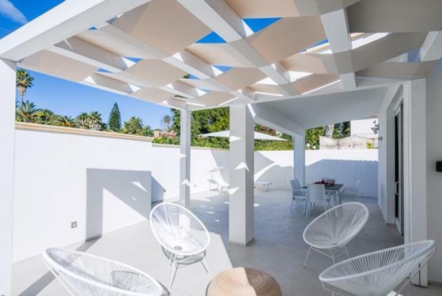 Total White Villa *